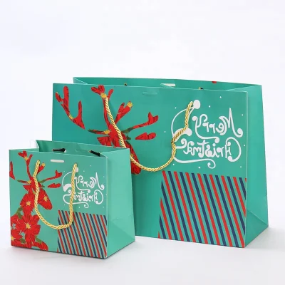 Рекламная продукция для упаковки рождественских подарков: Большие, средние и маленькие пакеты из крафт-бумаги с витыми ручками.